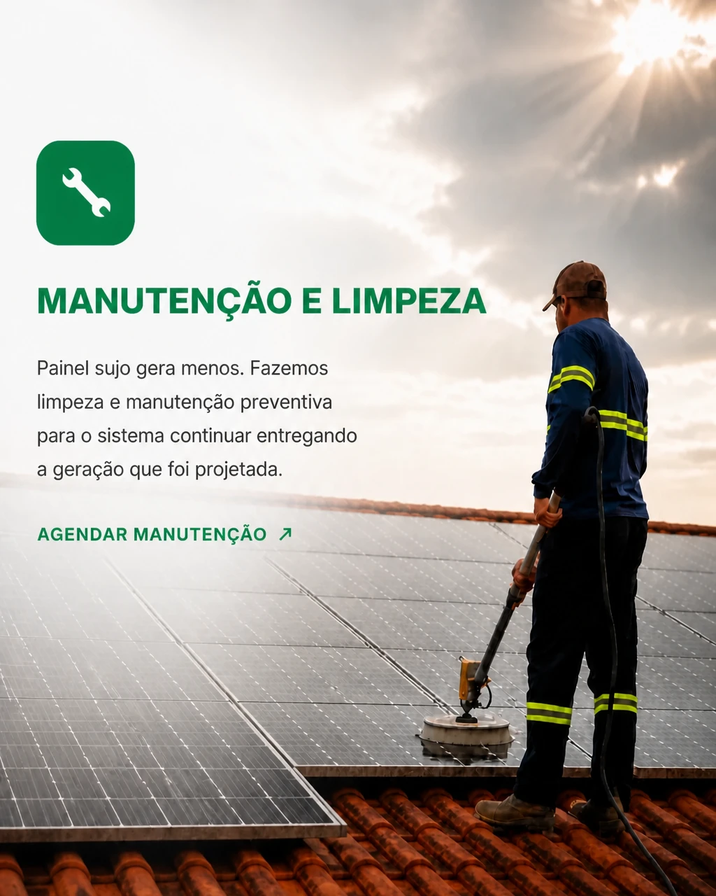 Técnico da SV fazendo limpeza de painéis solares em um telhado. Manutenção e limpeza: painel sujo gera menos; a SV faz limpeza e manutenção preventiva pra o sistema continuar entregando a geração projetada.