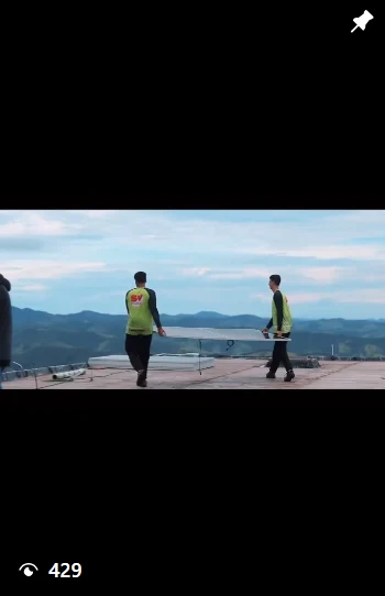 Post do Instagram da SV: equipe carregando um painel solar no telhado — 429 visualizações